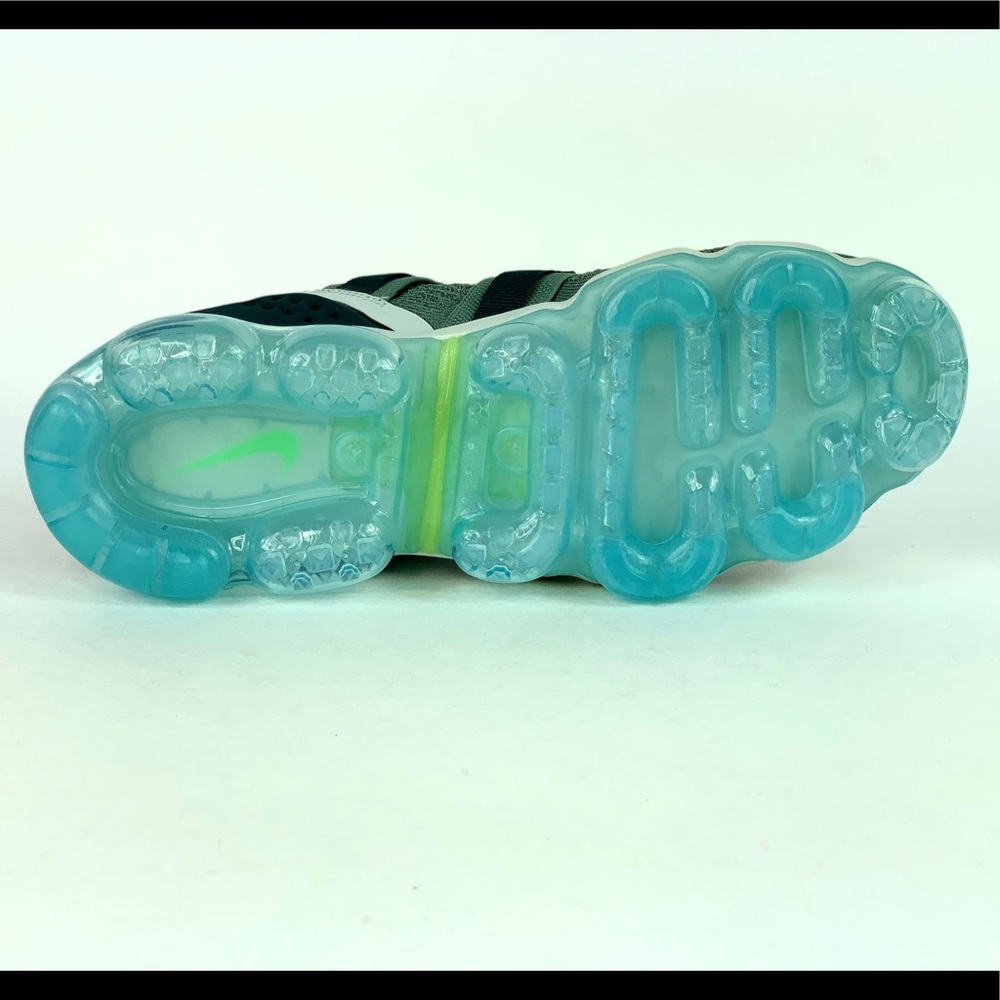 Nike Air VaporMax Flyknit Utility Running Shoe - Picture 8 of 8